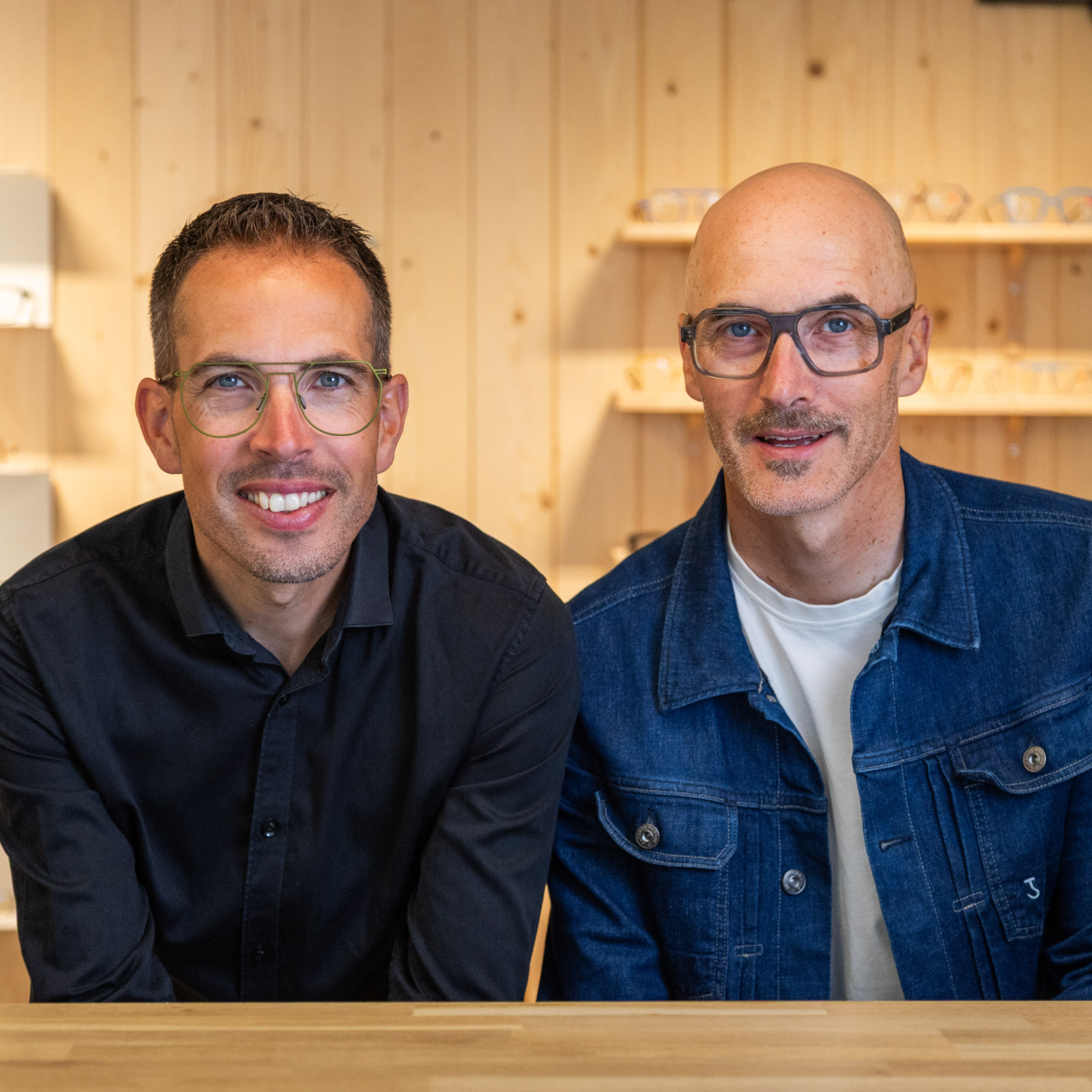 Anton en Gerjan in hun winkel